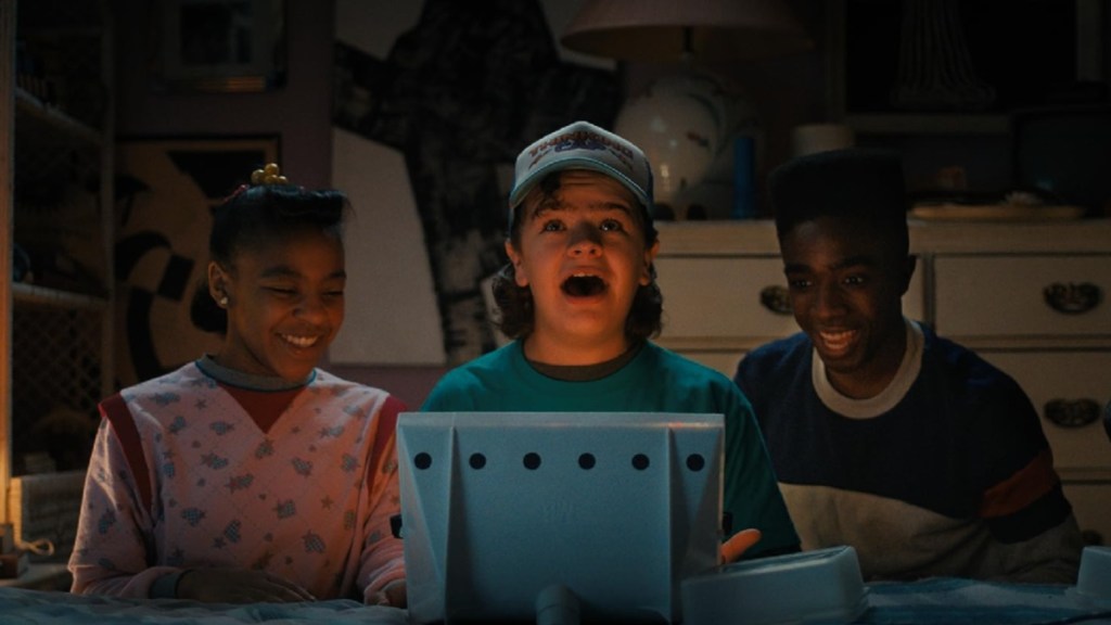 Caleb McLaughlin, Gaten Matarazzo, and Priah Ferguson i