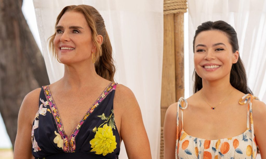 Mother of the Bride Photos Unveil Closer Look at Netflix's Brooke Shields Rom-Com Movie