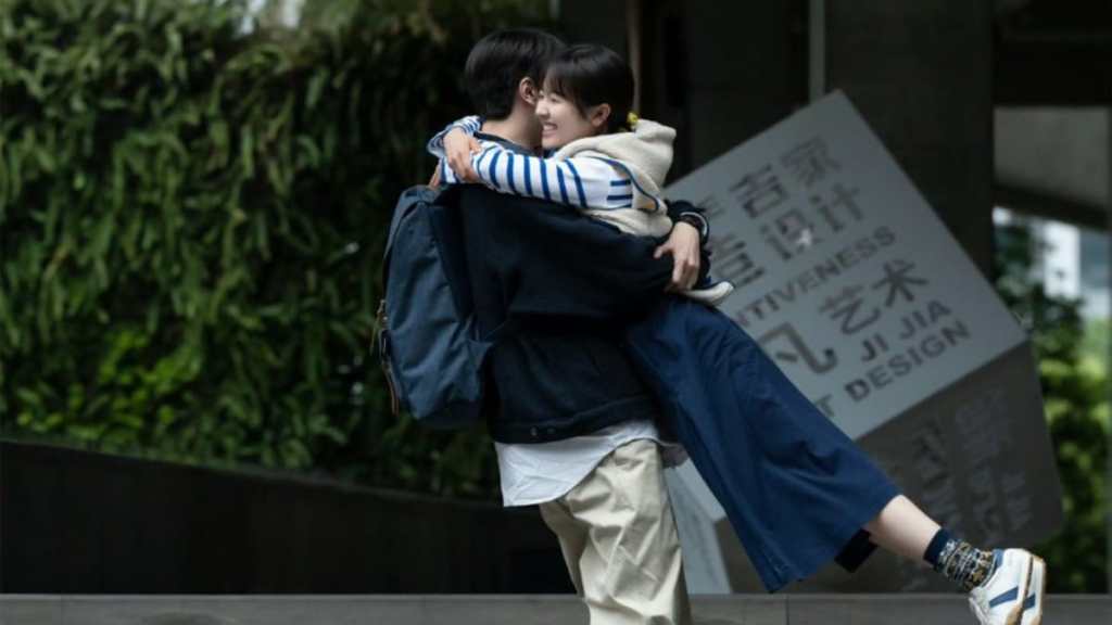 Lin Yi and Landy Li embrace each other in Angels Fall Sometimes