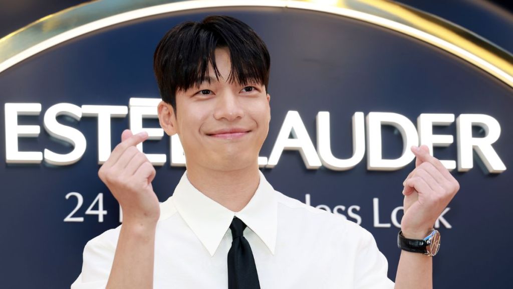 Wi Ha-Joon at Estée Lauder Korea Double Wear Square pop-up event