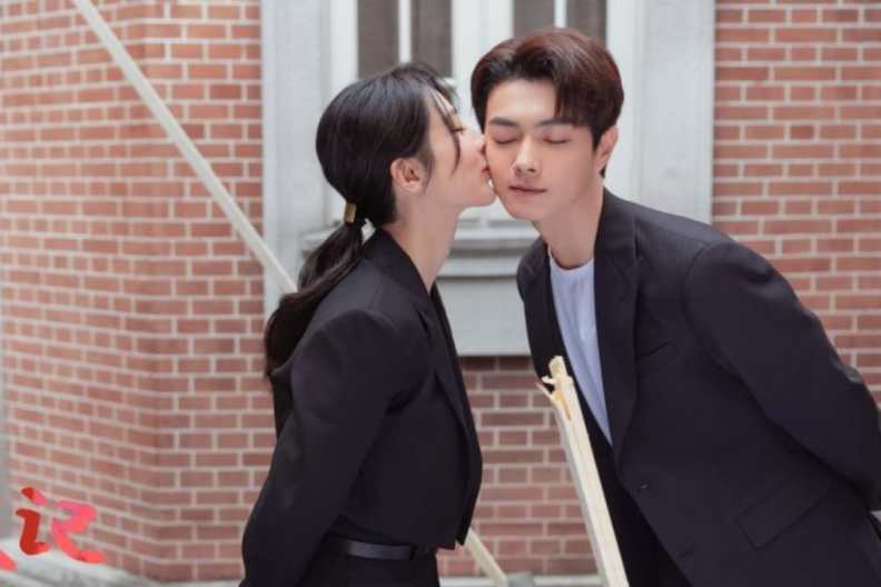 Yang Zi plants a kiss on Xu Kai's cheek