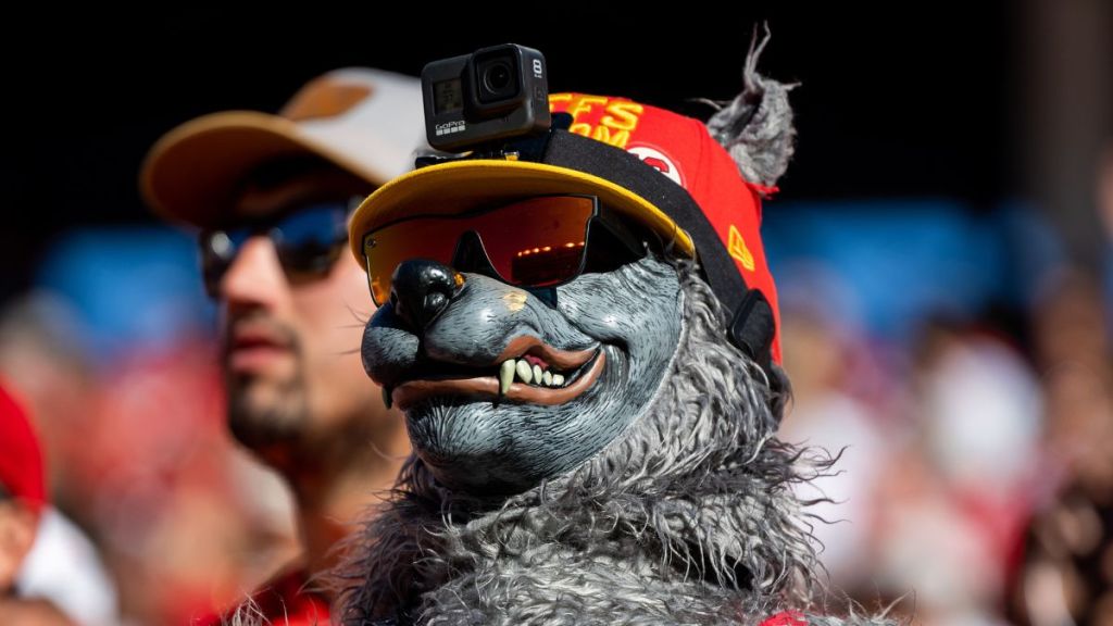 ChiefsAholic: A Wolf in Chiefs Clothing