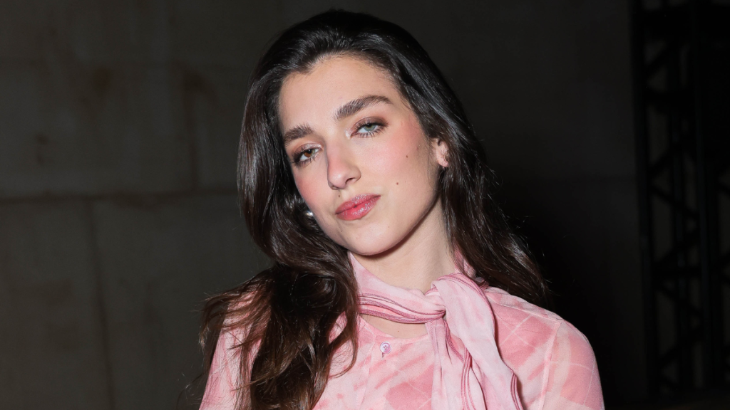 Rina Lipa, Dua Lipa's lookalike sister