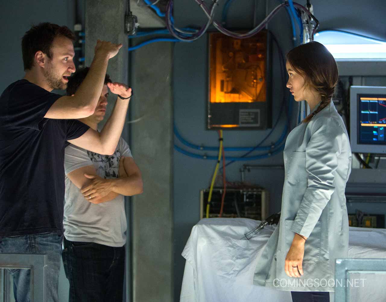 M353  (Left) Director David Gelb sets up a scene with star Olivia Wilde on the set of Relativity Media's "The Lazarus Effect".

Â© 2013 BACK TO LIFE PRODUCTIONS, LLC
 Photo Credit:  Daniel McFadden